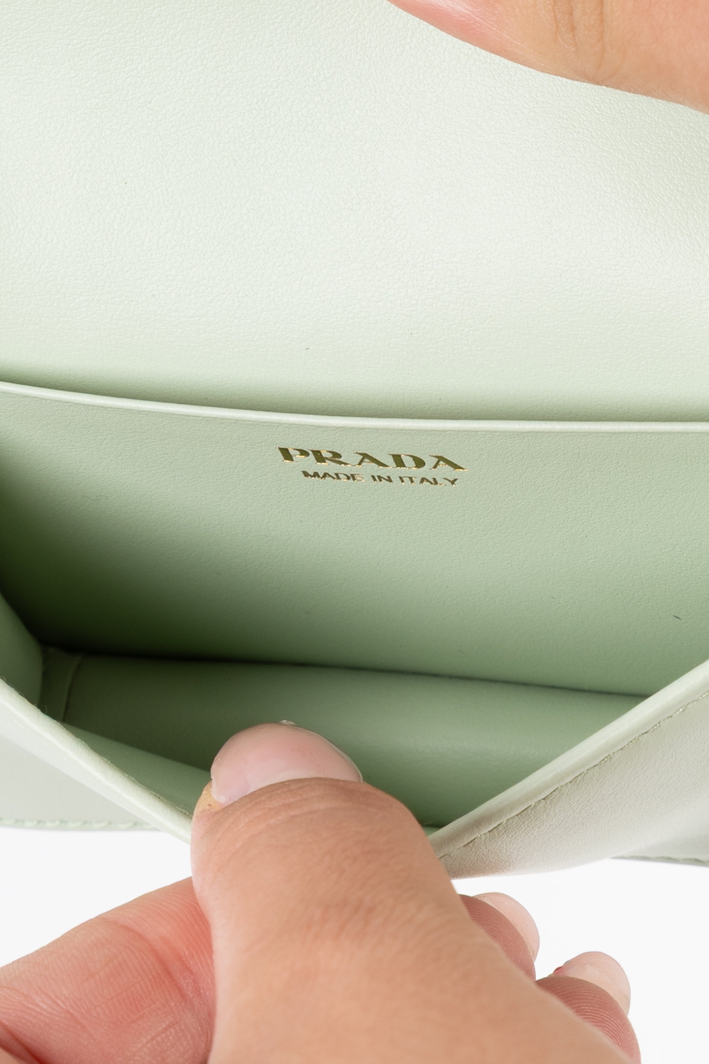 prada portacarte in rafia verde menta con tracolla