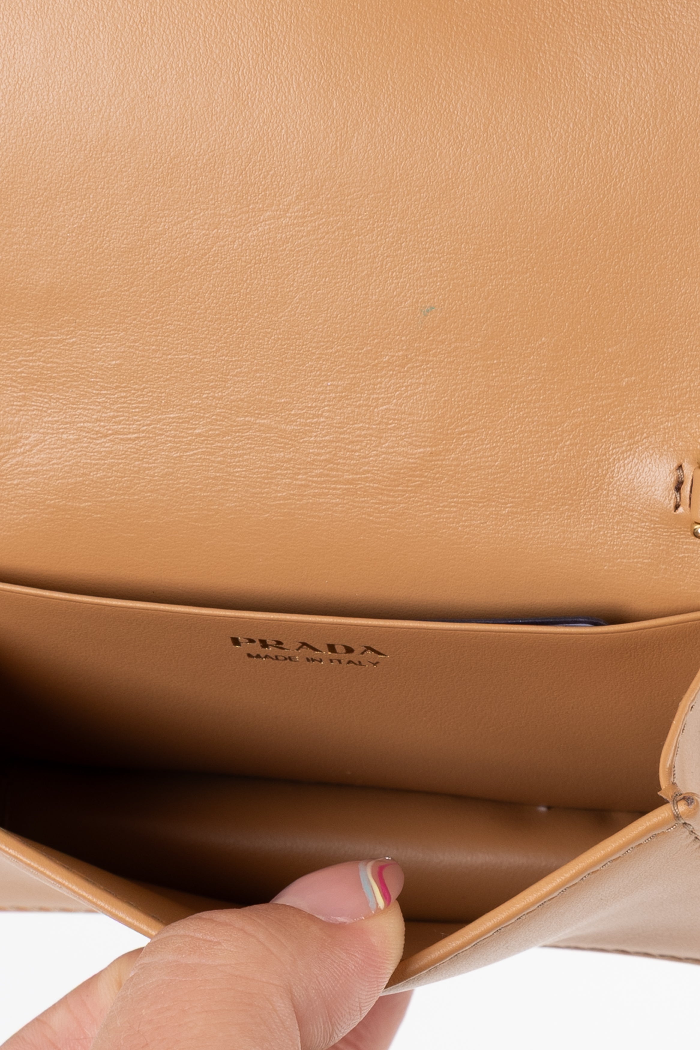 prada portacarte in rafia con tracolla