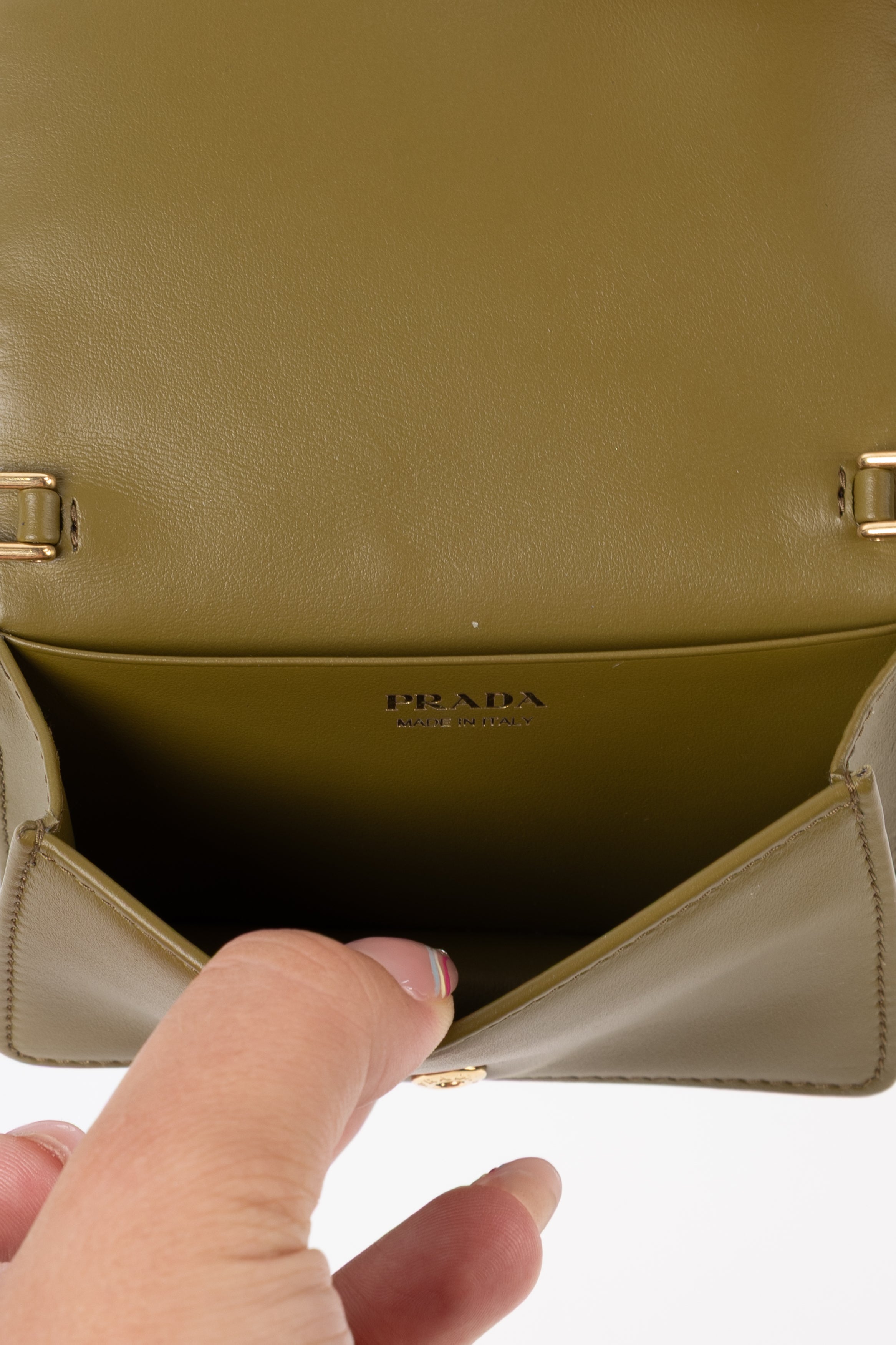 prada portacarte in rafia verde scuro con tracolla