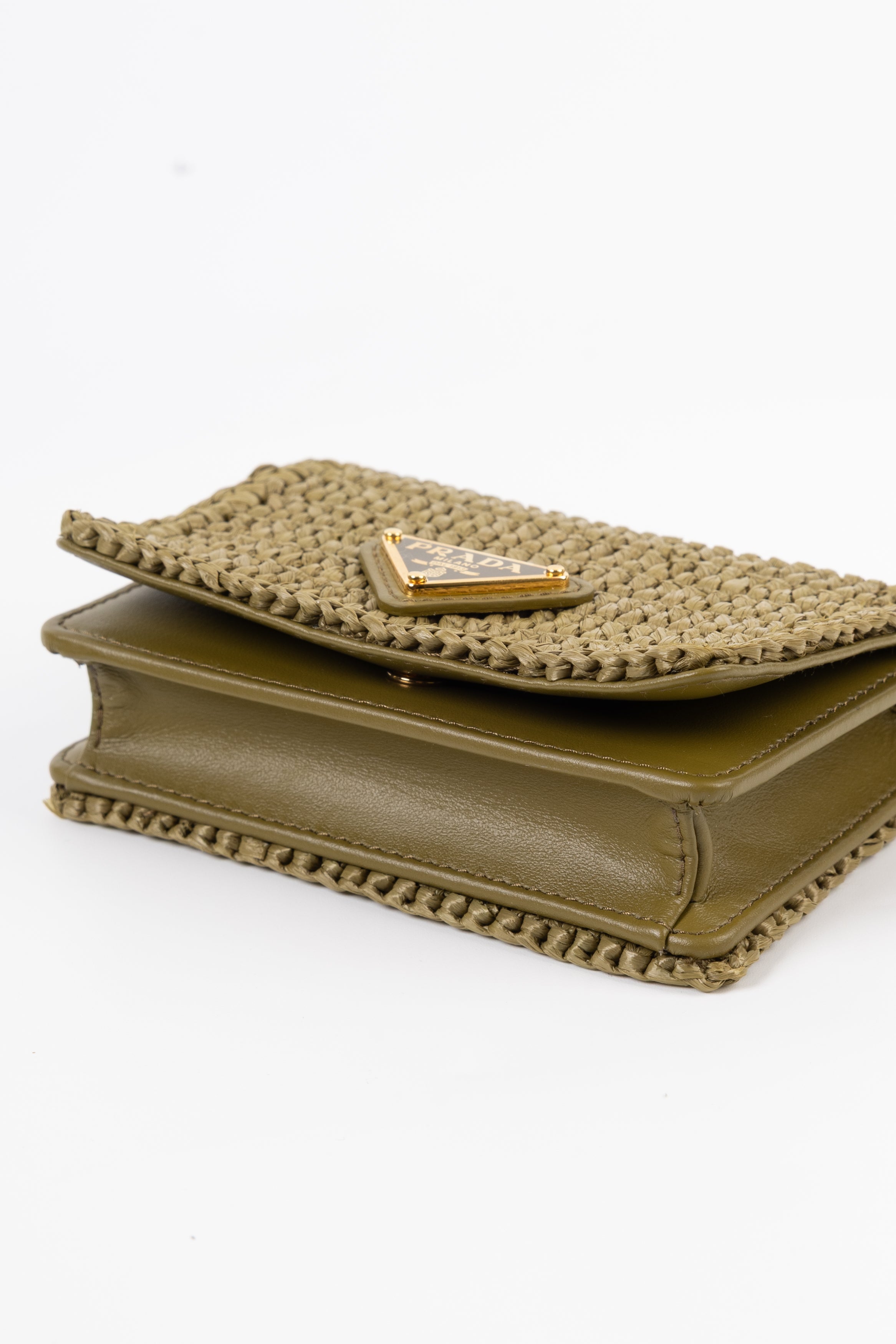 prada portacarte in rafia verde scuro con tracolla