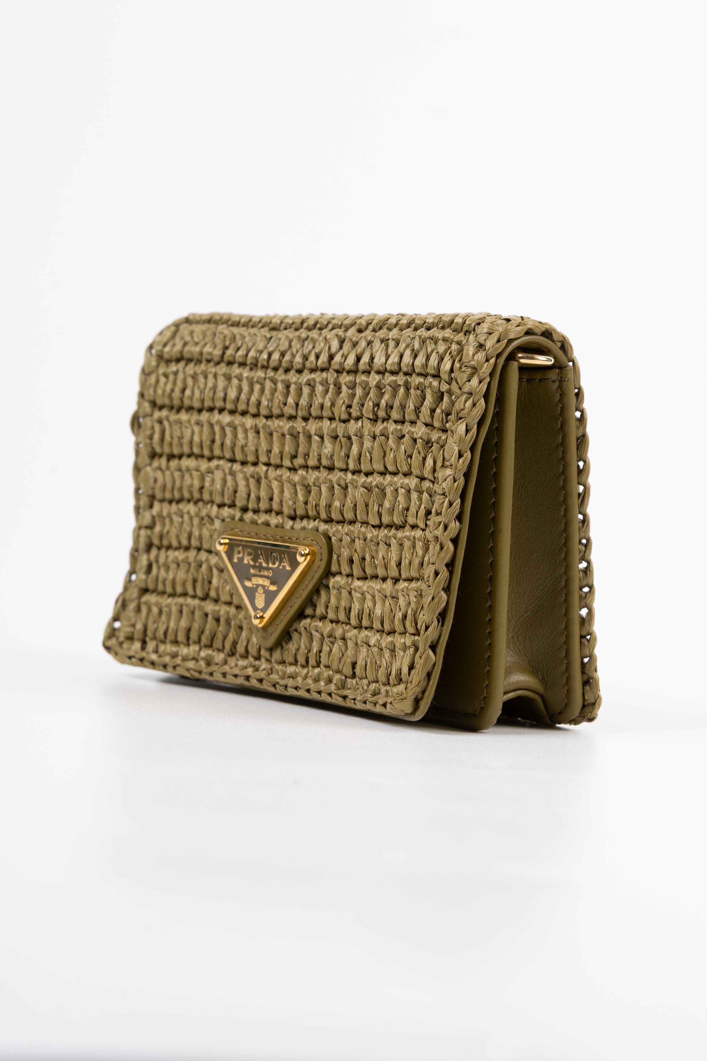 prada portacarte in rafia verde scuro con tracolla