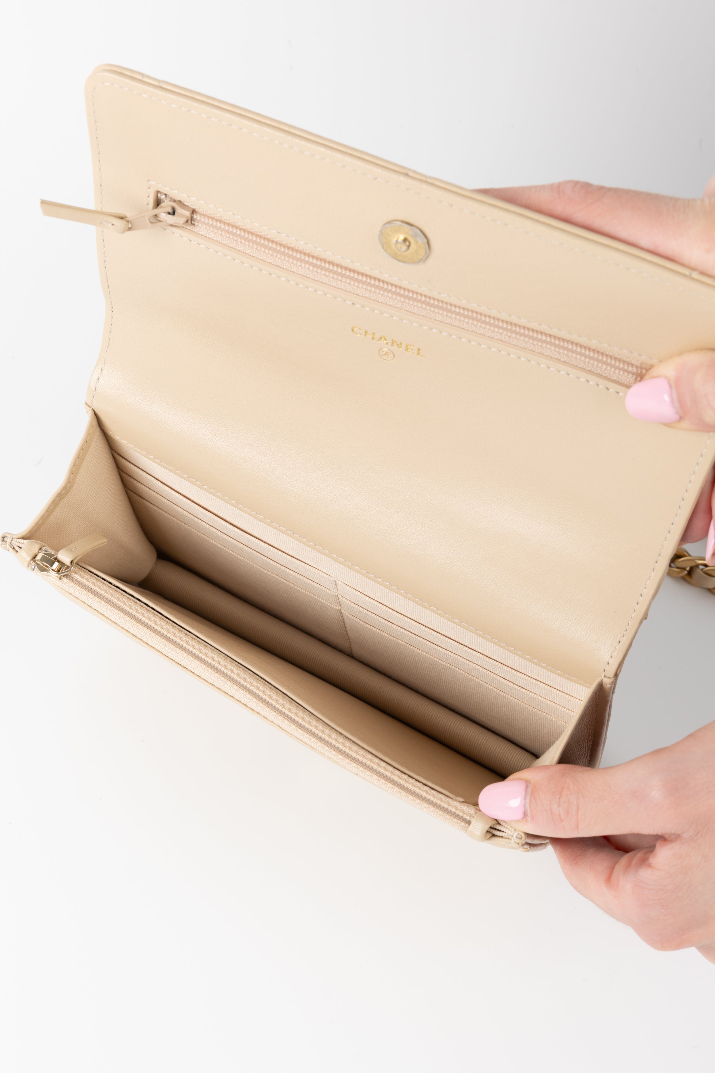 CHANEL 19 WALLET ON CHAIN BEIGE