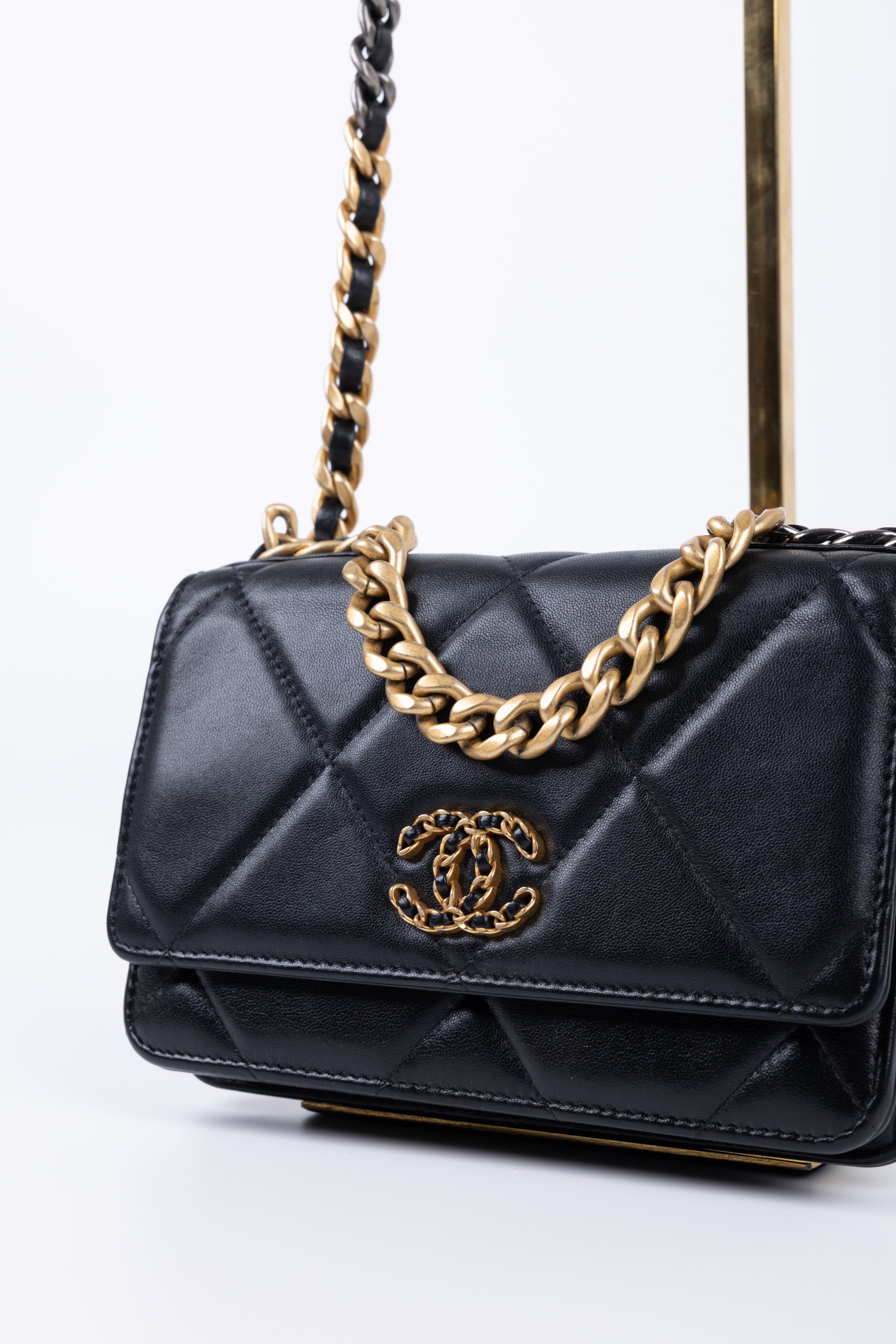 CHANEL 19 WALLET ON CHAIN NERO