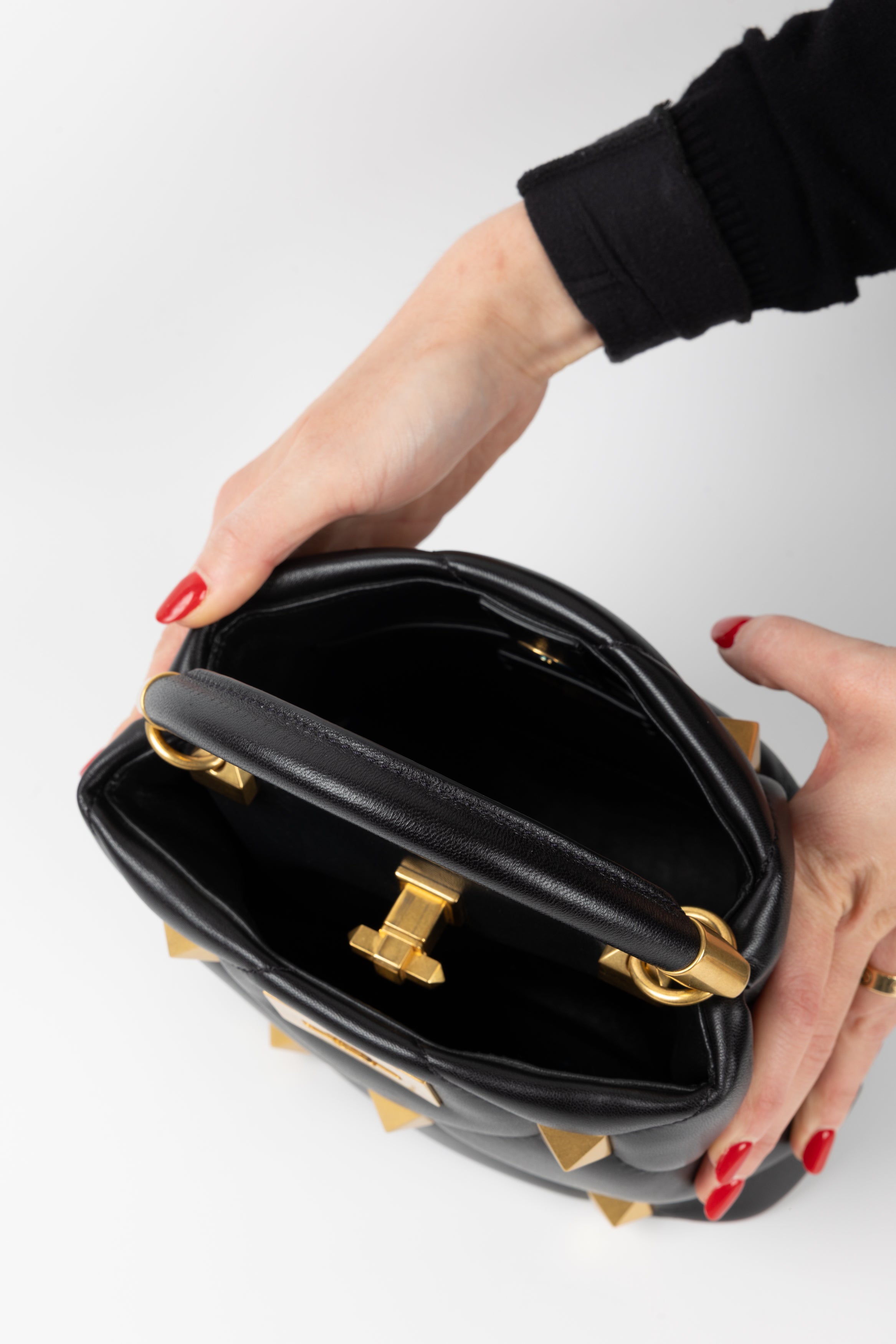 VALENTINO ROMAN STUD HAND BAG NERA