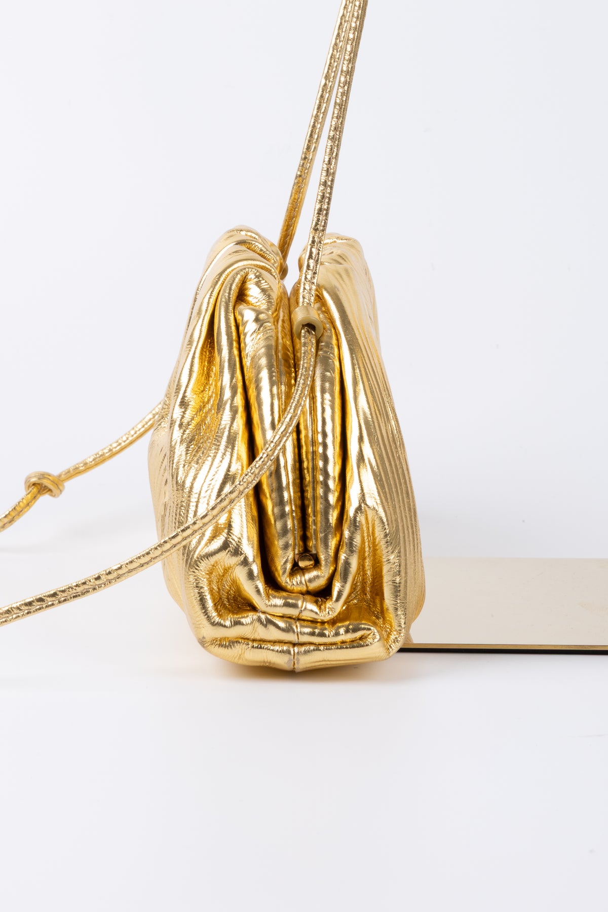 BOTTEGA VENETA POUCH CON TRACOLLA ORO