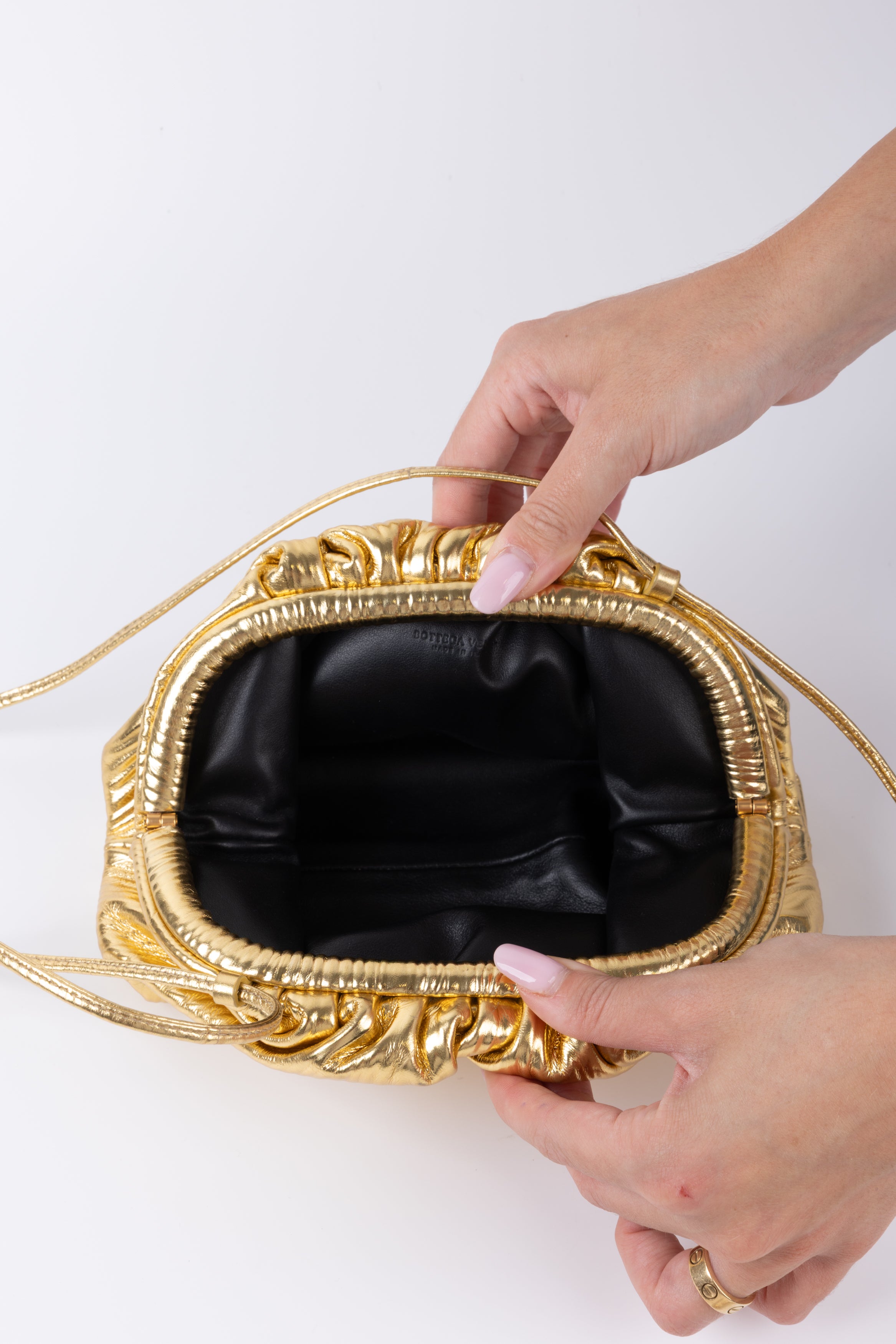 BOTTEGA VENETA POUCH CON TRACOLLA ORO
