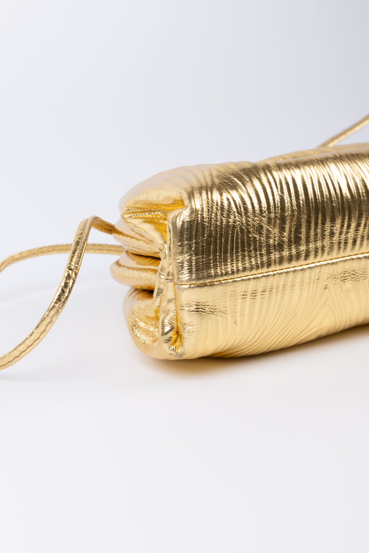 BOTTEGA VENETA POUCH CON TRACOLLA ORO