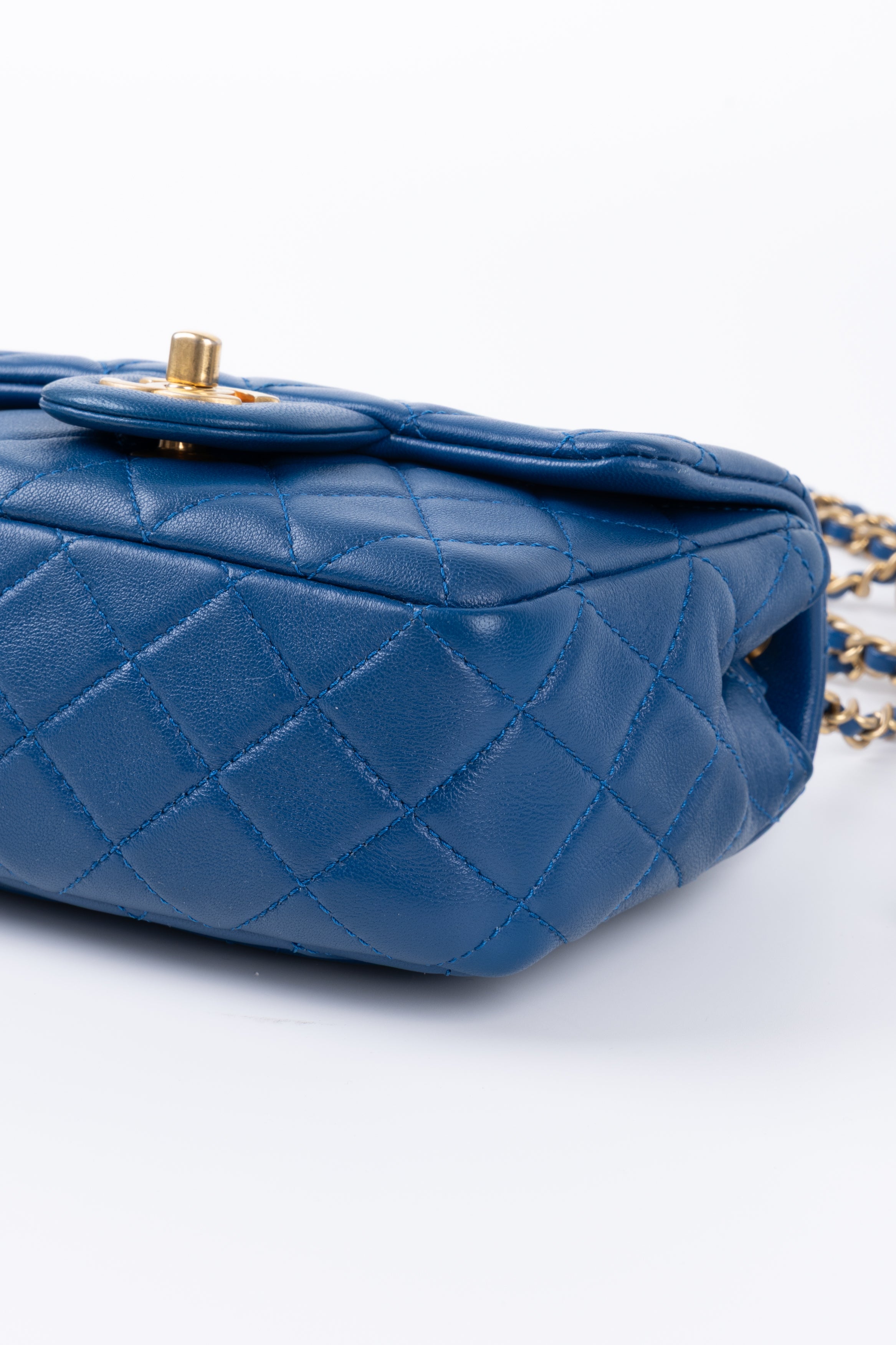 CHANEL MINI SQUARE BLU CON SFERA