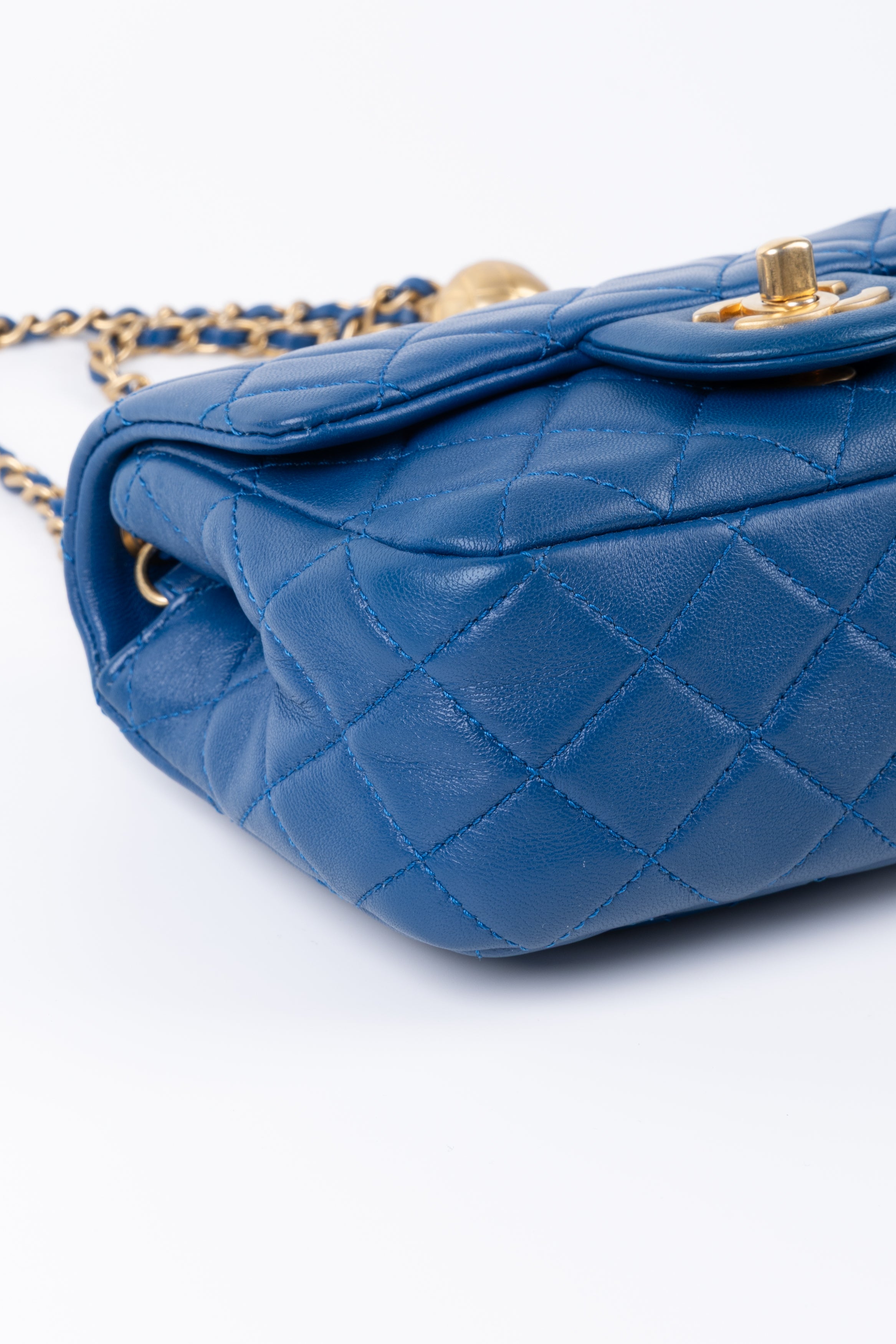 CHANEL MINI SQUARE BLU CON SFERA