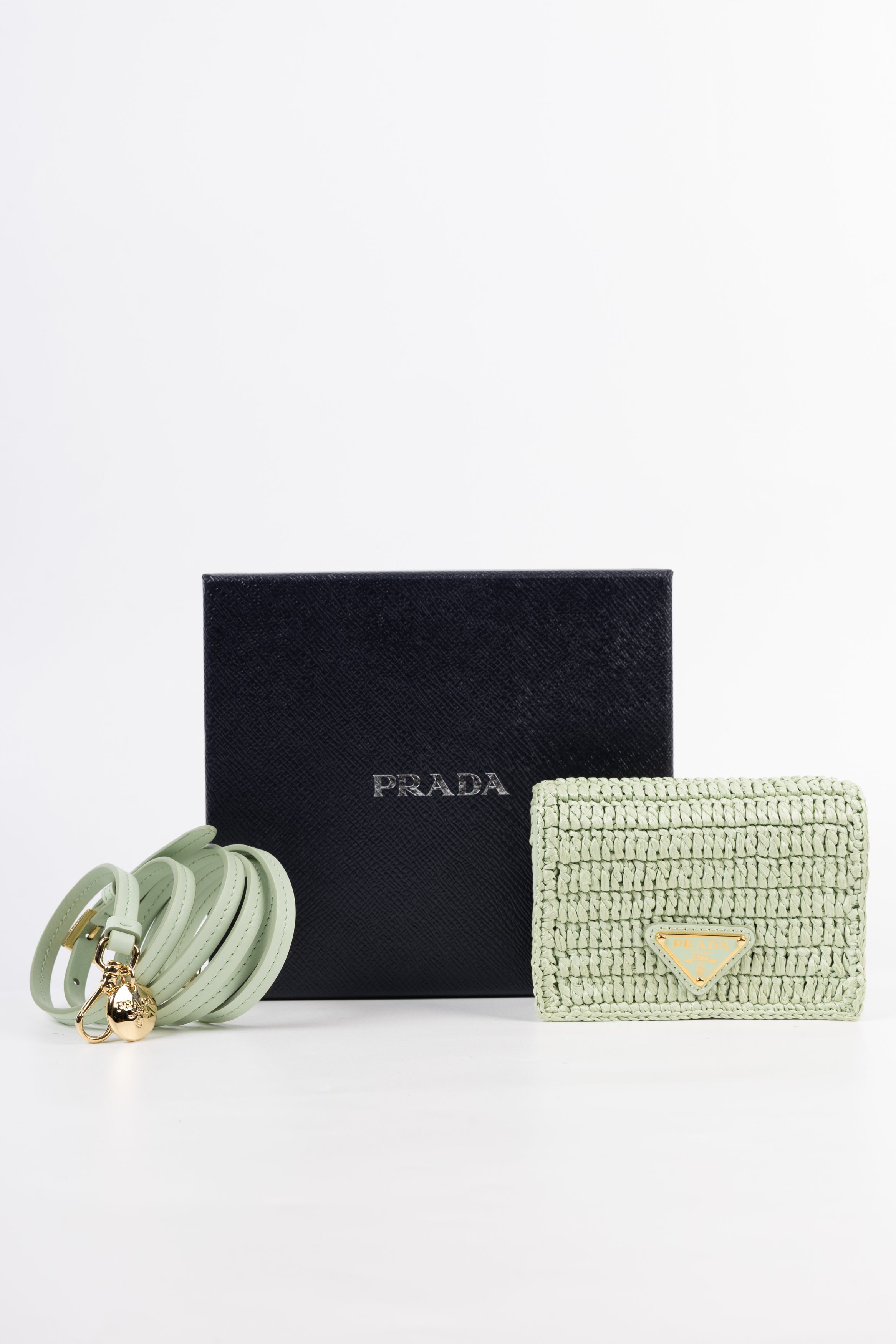 prada portacarte in rafia verde menta con tracolla