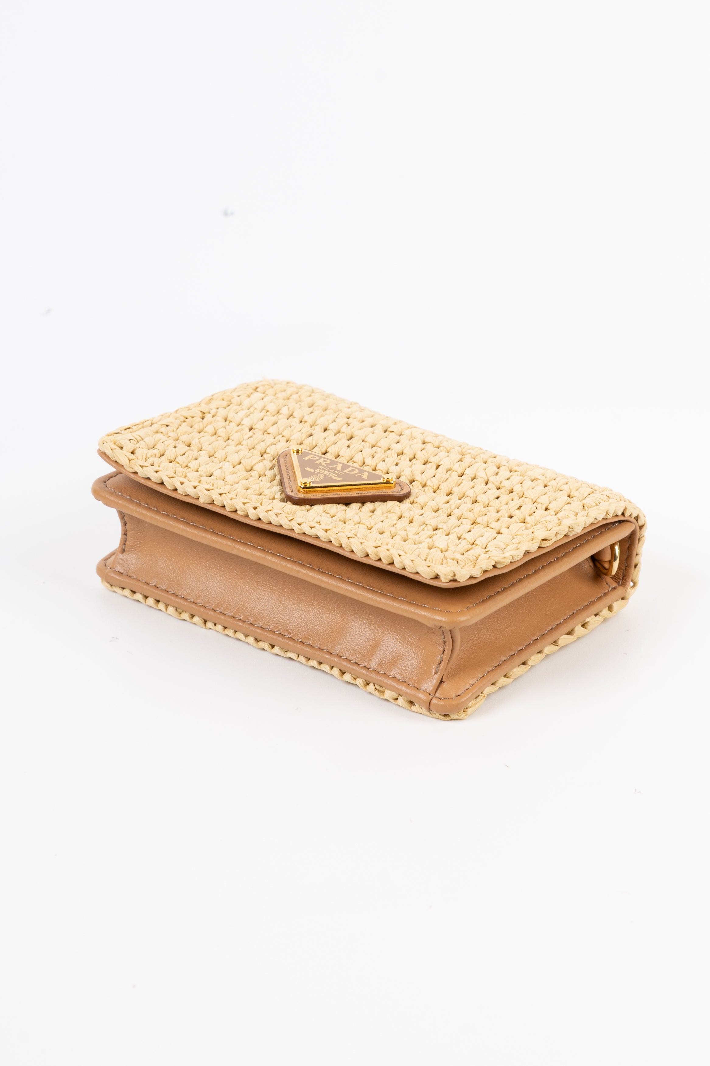 prada portacarte in rafia con tracolla