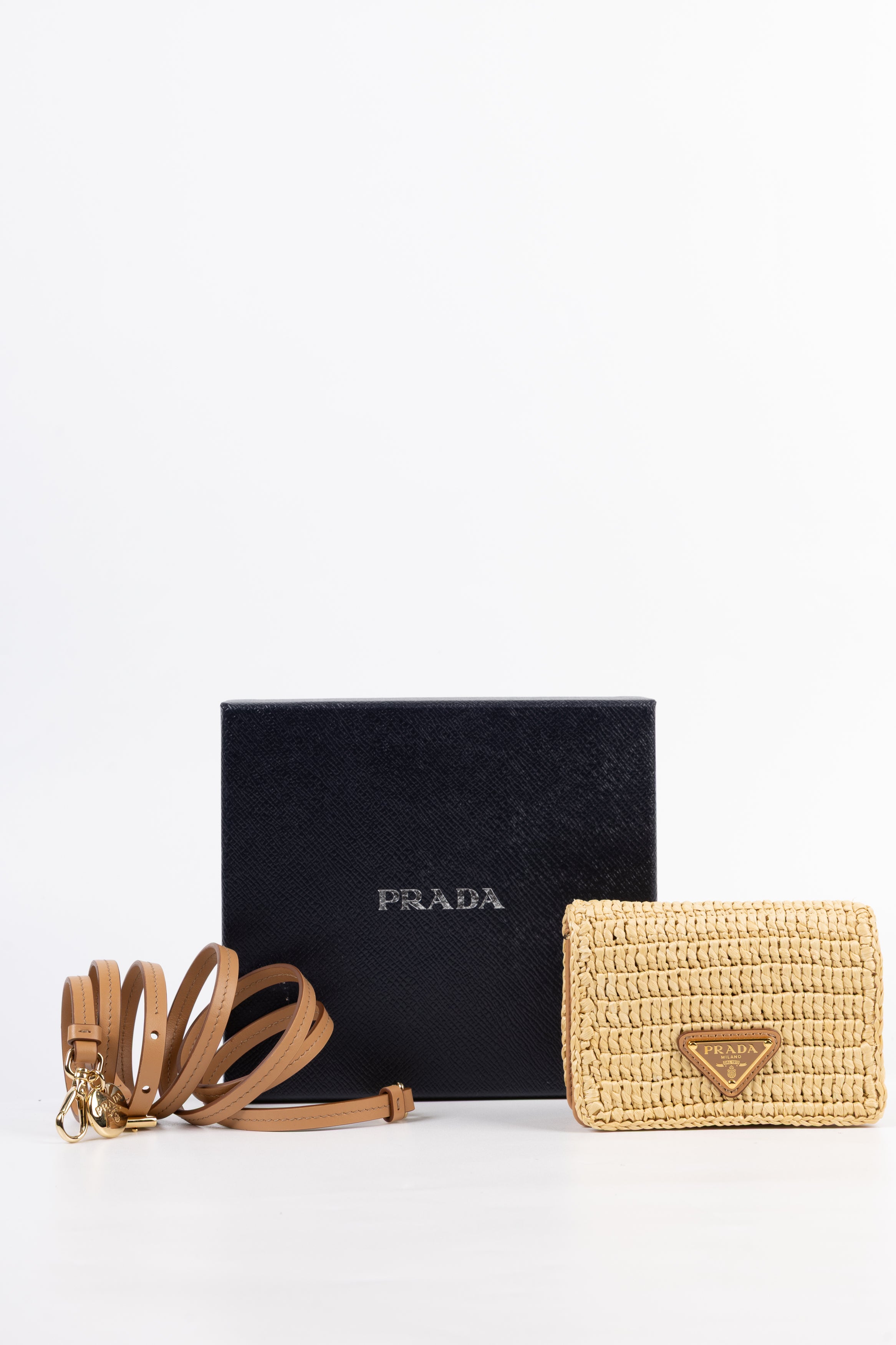 prada portacarte in rafia con tracolla