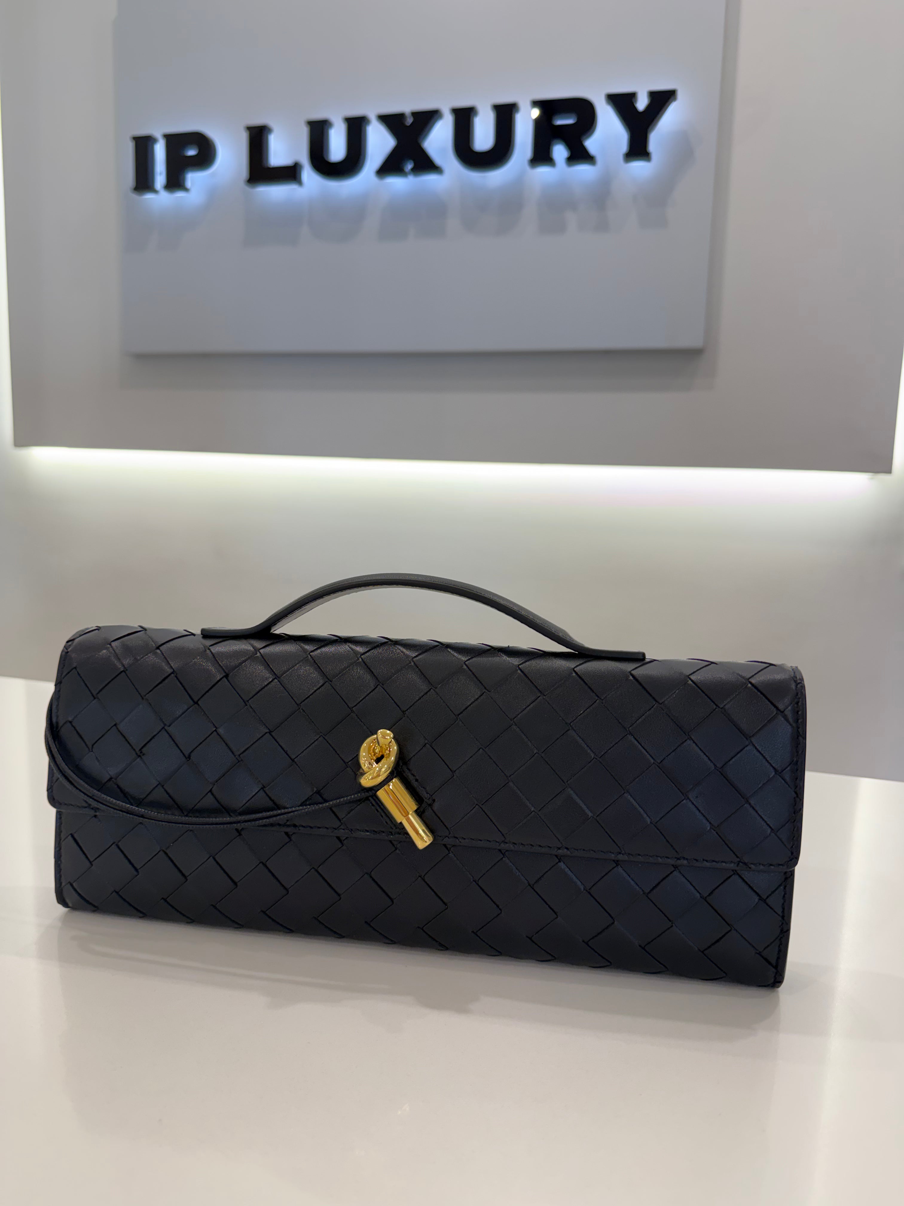 BOTTEGA VENETA ANDIAMO CLUTCH NERA
