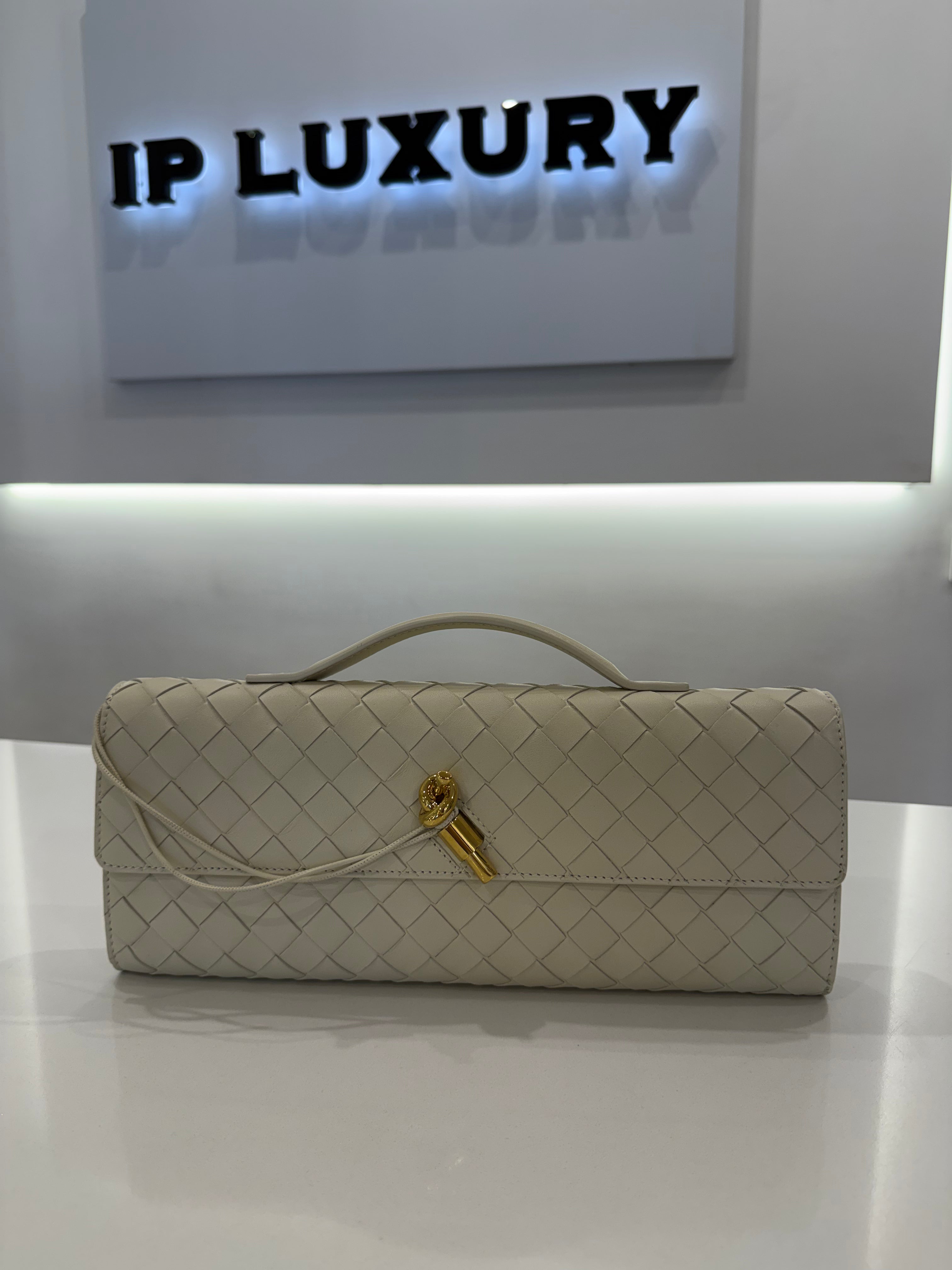 BOTTEGA VENETA ANDIAMO CLUTCH SEA SALT