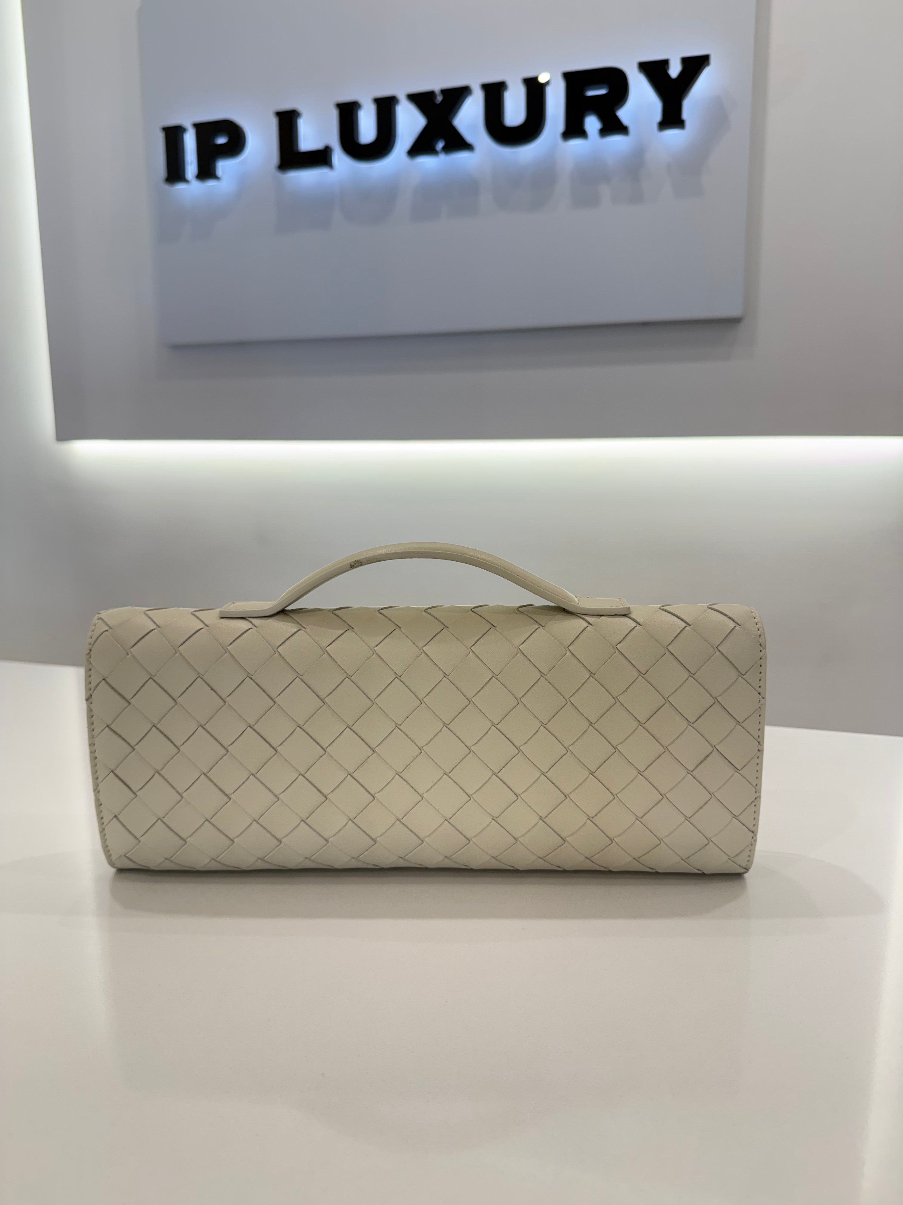 BOTTEGA VENETA ANDIAMO CLUTCH SEA SALT