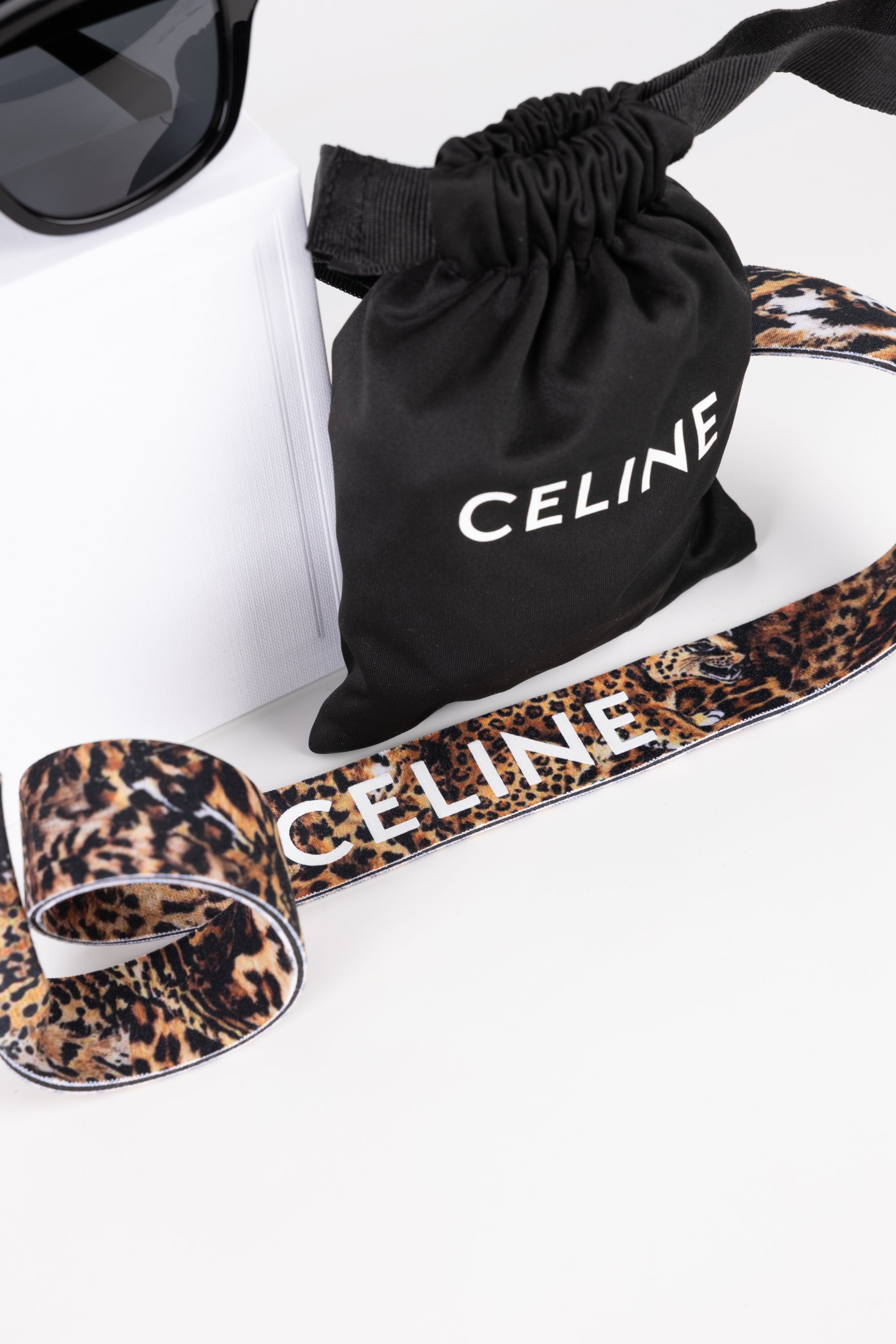 Celine occhiali da sole con laccio leopardato