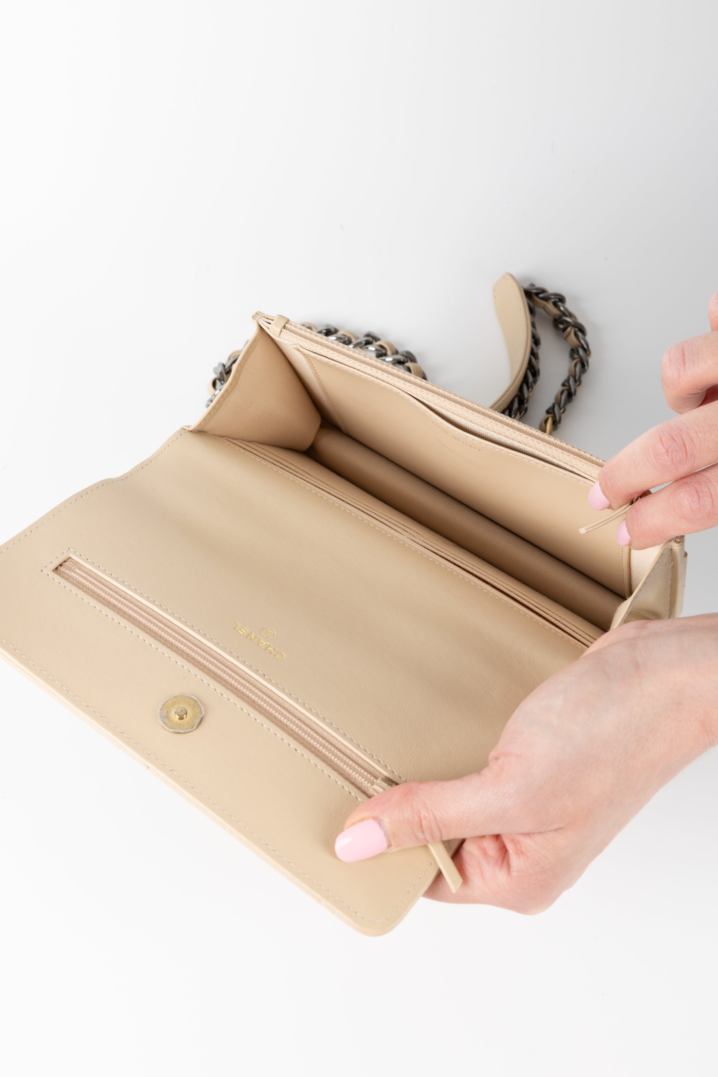 CHANEL 19 WALLET ON CHAIN BEIGE